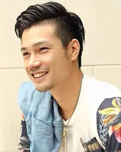 成熟男士魅力发型配衬胡须更性感
