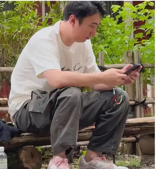 王思聪前女友豆得儿成焦点女方疑和现男友吵架,删光照片引关注
