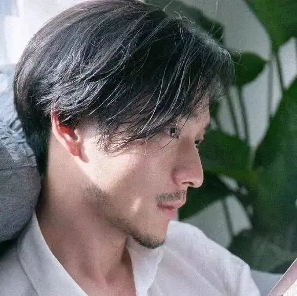 帅炸了的男生发型推荐,迷妹们就爱这样的型男
