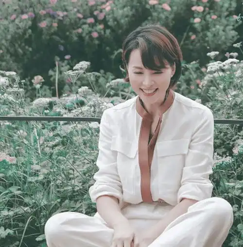 董卿久违现身黄色短发配套装不像46岁,穿衣言谈都对自己太苛刻
