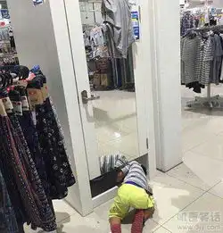 怒了小男孩持钢管对抗城管不准动我奶奶
