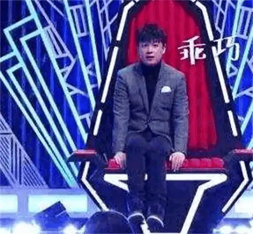 迪丽热巴独特坐姿被潘粤明模仿走红上热搜,网友纷纷大呼太萌了
