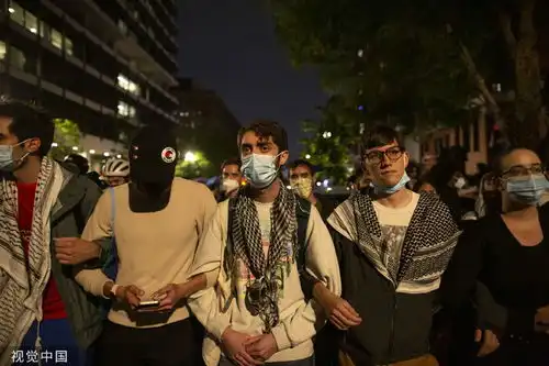 美国警察向高校示威者喷胡椒喷雾
