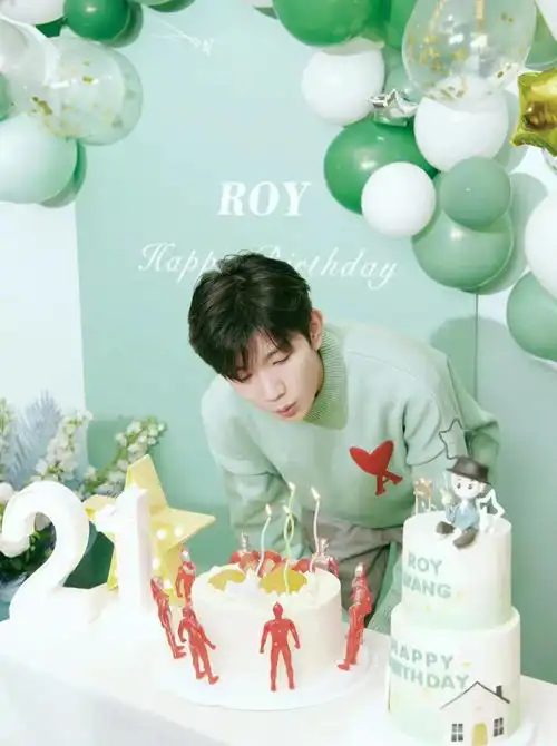 王源晒照分享21岁生日派对,戴恐龙头套童趣可爱却不及奥特曼抢镜
