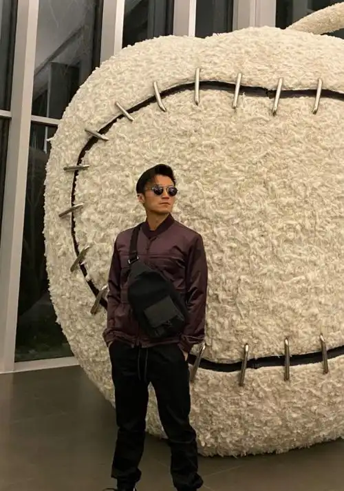 谢霆锋亮相男装周,身穿棕黑色印花西装帅气绅士,张柏芝后悔了吗
