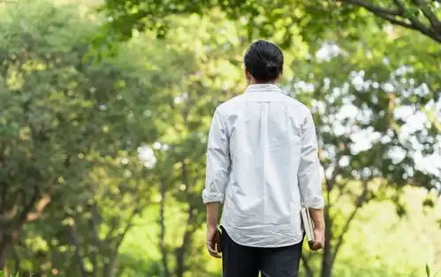 中年男人最好的风水嘴角上扬,眼神温和,背影挺拔
