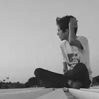 求一个君的黑白头像
