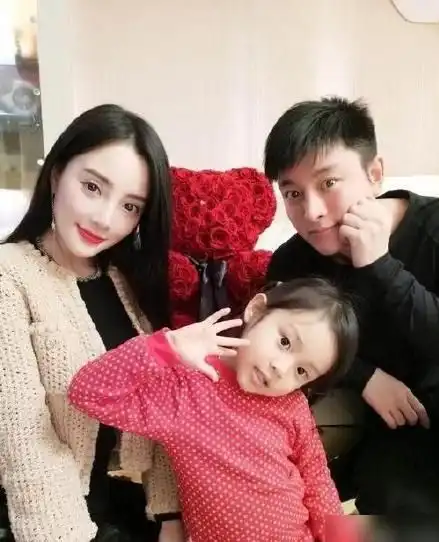 李小璐晒圣诞美照鼻子怪异,抱着甜馨温馨对视,祁愿每个女孩被善待