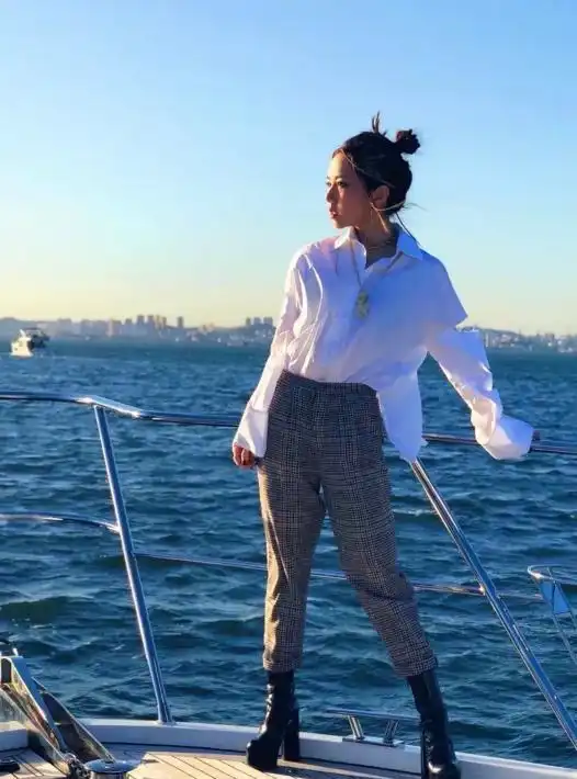 邓紫棋和男友罕见机场露面,男友侧脸精致,穿黑色外套戴耳环很酷
