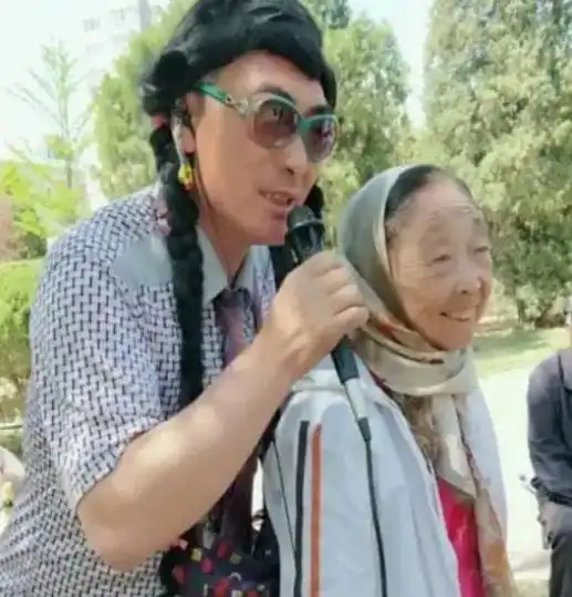 85岁马玉琴晚年凄苦,公园里被男人欺负,李玉成在一旁幸灾乐祸
