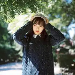 武大女神黄灿灿新照复古风格清新亮丽
