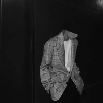 黑白男生头像
