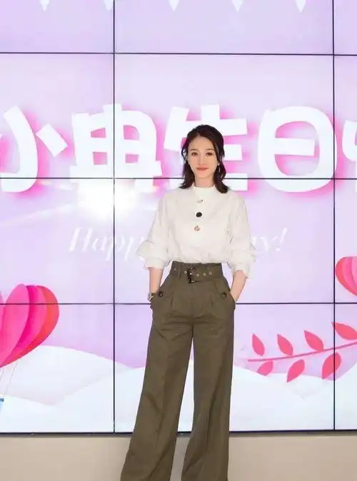 蹭景拍美照,粉色卫衣阔腿牛仔裤甜美减龄,气质出众
