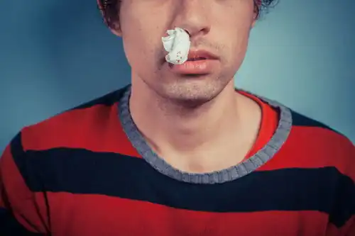 鼻毛往外窜的男人,有何不同之处鼻毛变白暗示了什么涨知识了

