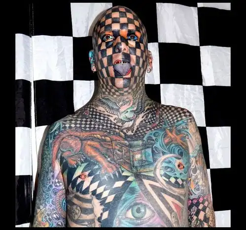 美国男子全身做纹身,连眼球和舌头都不放过
