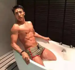 多重身份的肌肉帅哥,养眼到不行,照片总被人冒用头像
