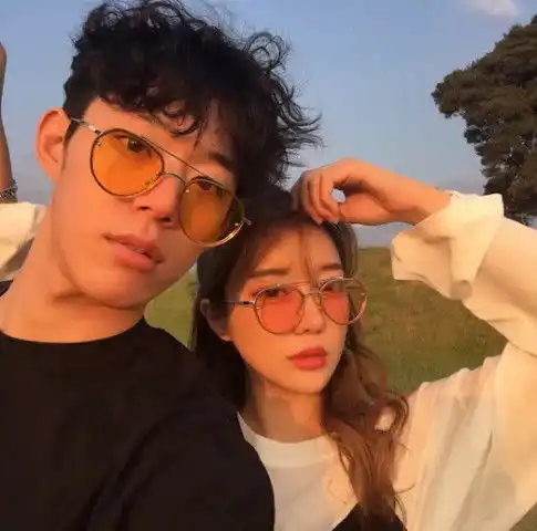 最近火了气哭单身汪的情侣头像,秀儿在模仿,情敌气的直跺脚
