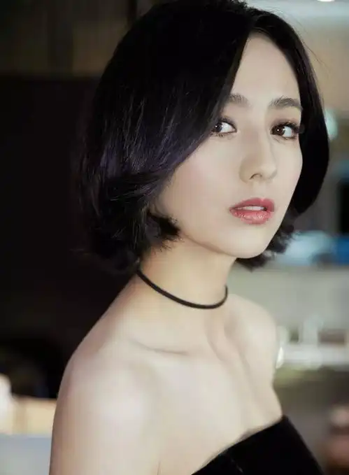 佟丽娅深夜与男子街头牵手,她第一时间出来澄清,结账的时候发生了推拉
