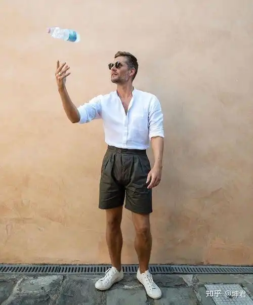 男生白色衬衫搭配什么裤子好看
