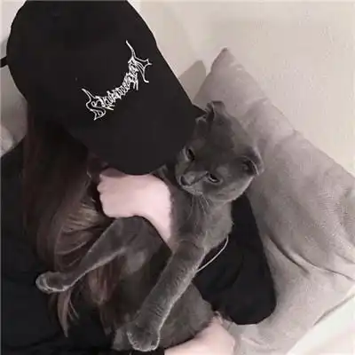 头像男抱猫委屈