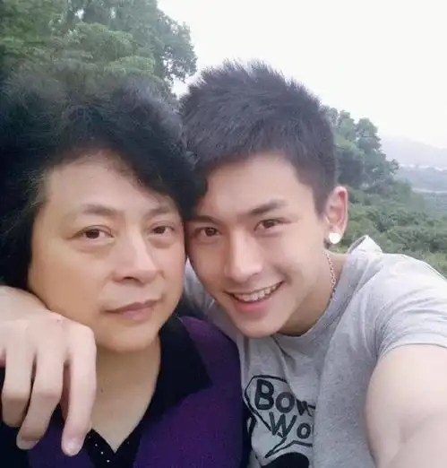 龚俊小时候与母亲合影好萌,肖战张哲瀚与妈妈合影很开心
