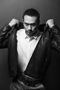 黄觉黑白写真曝光
