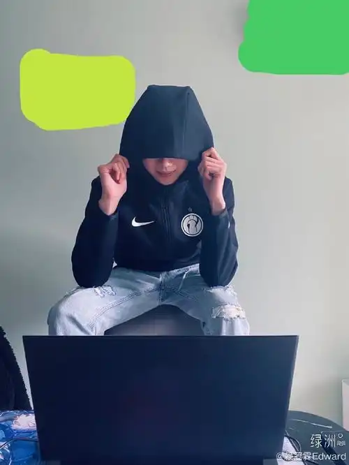 赖冠霖绿洲晒宅家近照戴帽子半遮脸难掩酷盖范儿
