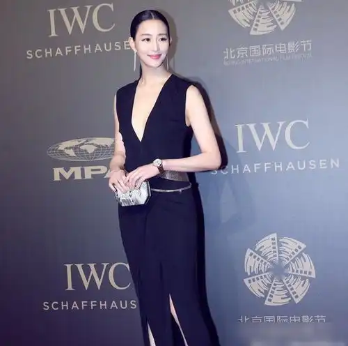 10位38岁的女明星,大v领连衣裙,展现成熟女人的魅力
