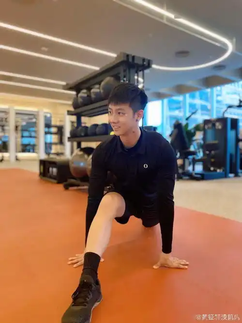 健身就为了减肥恋综最受欢迎男嘉宾,照抄他就能美炸天
