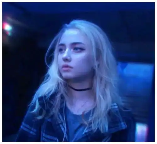 微颓真人女生头像很奇怪,爱我的人只能爱到一半
