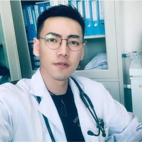 这枚阳刚之气十足的医生小哥哥有点迷人
