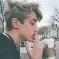谁能给我配一张这个女头的男生头像欧美的谢谢
