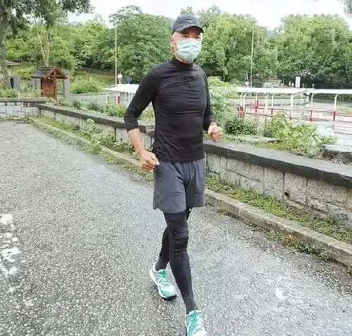 支持内卷红毯比丑的男明星,暴露了内娱男艺人身材管理的懒惰
