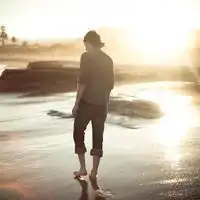 求qq头像男生看海图片
