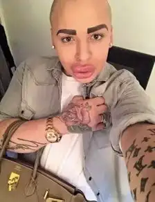 一个哥们把自己整容成了偶像梦露女神的样子...你们是不是对自己偶像的长相有什么误解啊...
