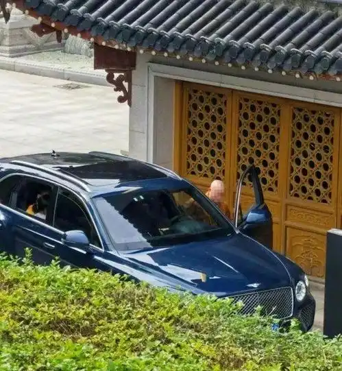 孩子被爸爸用石榴砸第二天脾脏破裂,爸爸辅导作业崩溃了
