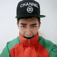 二十岁的男生适合戴什么的颜色的帽子

