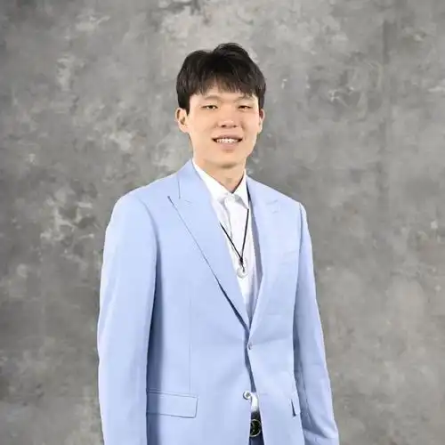 加油杨瀚森更新微博头像从小丑约基奇换成了西装杨瀚森
