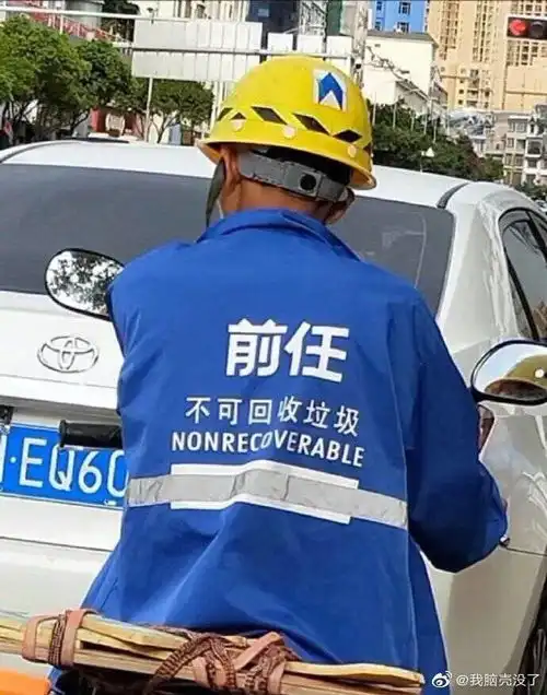 分手了,男生没换头像,情侣头像,这是为什么
