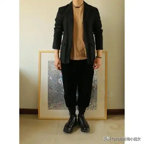 真正高级的男人,不管穿衬衫还是西装,都不会搭束腿裤,拉低气质
