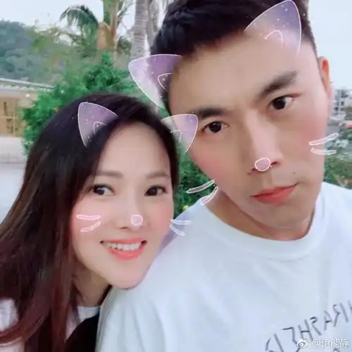 伊能静带女儿米粒霸街,双膝跪地为女儿挑选发饰,母女同框超可爱
