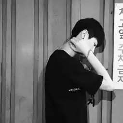 小清新男生伤感黑白头像2018精选曾经撕心裂肺如今百毒不侵
