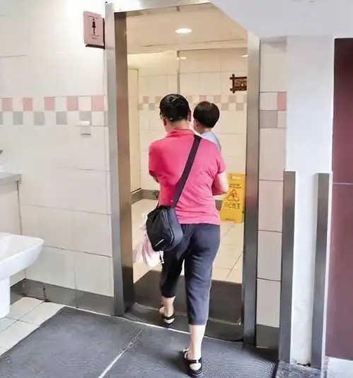 三周岁以上男童勿进惹争议,家长带娃外出,避免矛盾是关键
