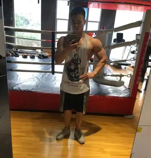 95后赣州小伙爱健身,励志小伙,胸肌漂亮又壮实,8块腹肌公狗腰
