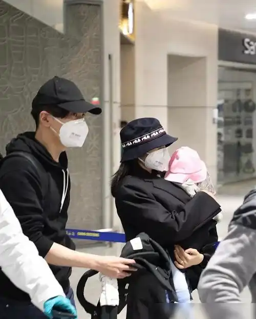 高圆圆抱着女儿现身机场,赵又廷一路守护老婆与孩子男人味爆棚
