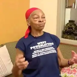 28岁男子抢劫82岁老人,却被送上救护车,老人如他所愿
