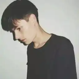 男生发型超流行两边都剃掉
