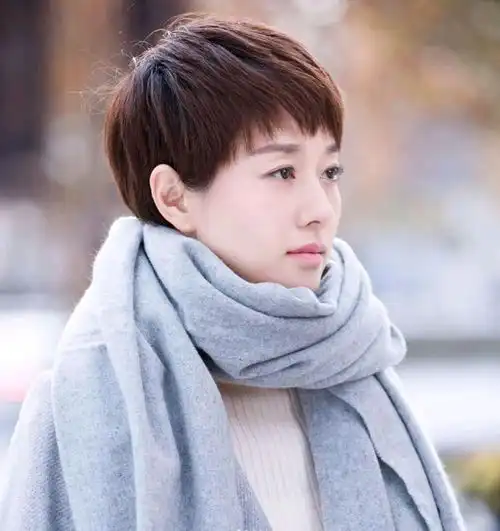 同样自然老去,46岁袁泉和48岁马伊琍同框,才知气质美脸蛋美区别
