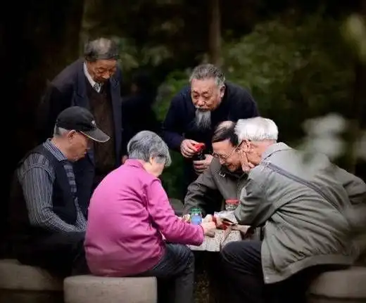 老人去存钱,刚要点确认,被身后男子夺走卡,报了警后老人愣住了
