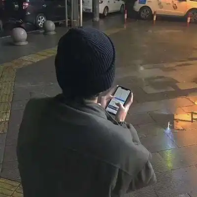 帅气颓废的男头像落寞孤单可爱点
